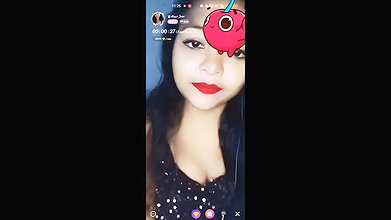Sexy Hot Girl Shows Her Sweet Boobs in Indian Sex MMS