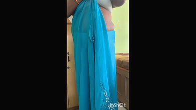 Hot sexy Chennai aunty in saree wearing a desi mms